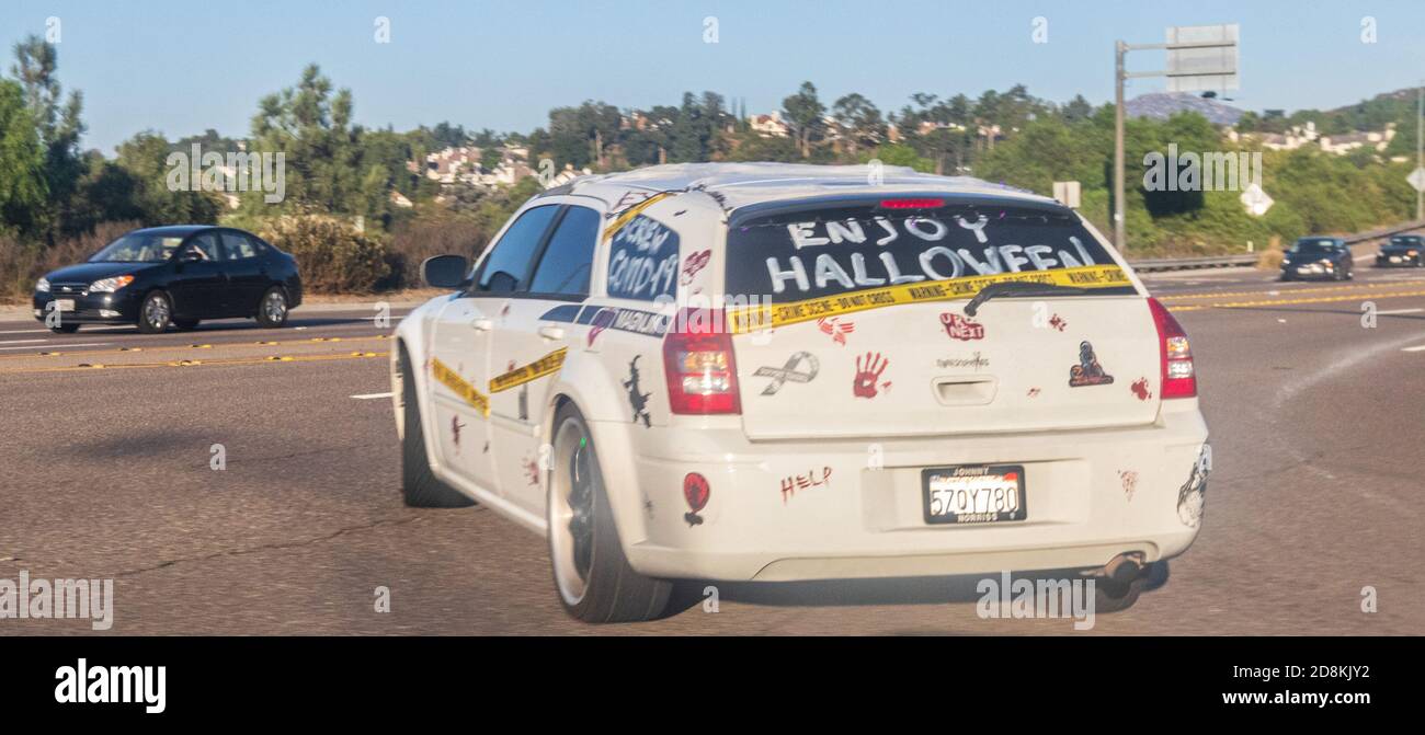 30 ottobre 2020: Un'auto incoraggia tutti a "godersi Halloween" vicino all'ingresso della spiaggia statale di Torrey Pines a la Jolla, California, venerdì 30 ottobre 2020. Credit: Rishi Deka/ZUMA Wire/Alamy Live News Foto Stock