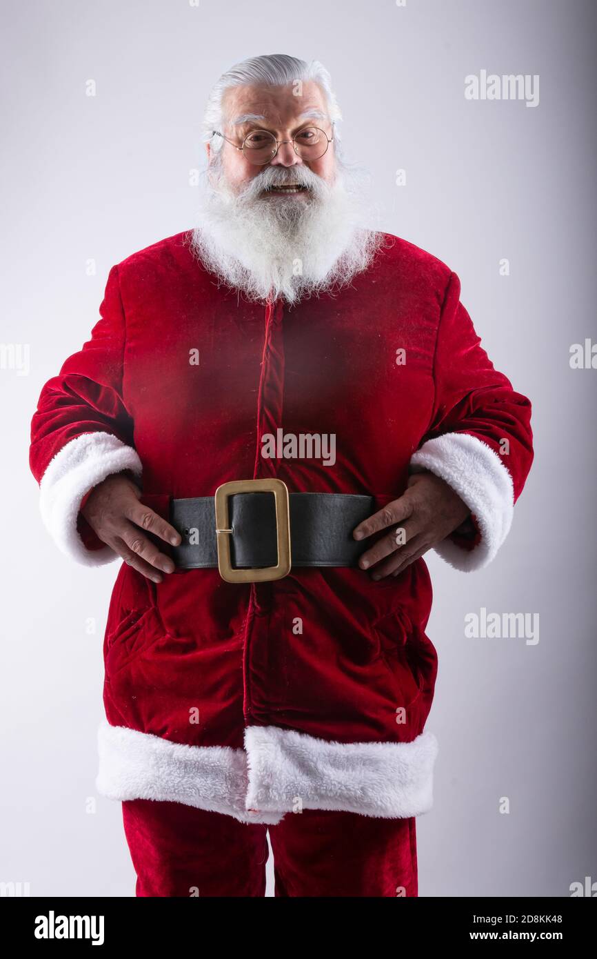Babbo Natale, senza cappello mani in cintura su sfondo bianco Foto stock -  Alamy