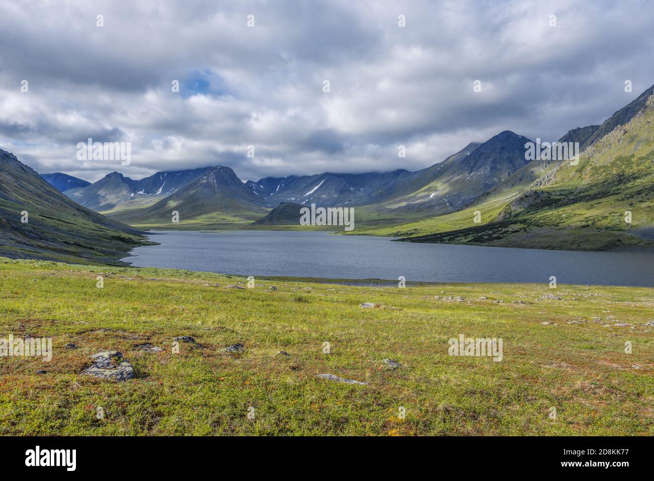 Vista del lago di Bolshoye Khadataeganlor in un giorno nuvoloso di agosto. Polar Ural, Russia Foto Stock