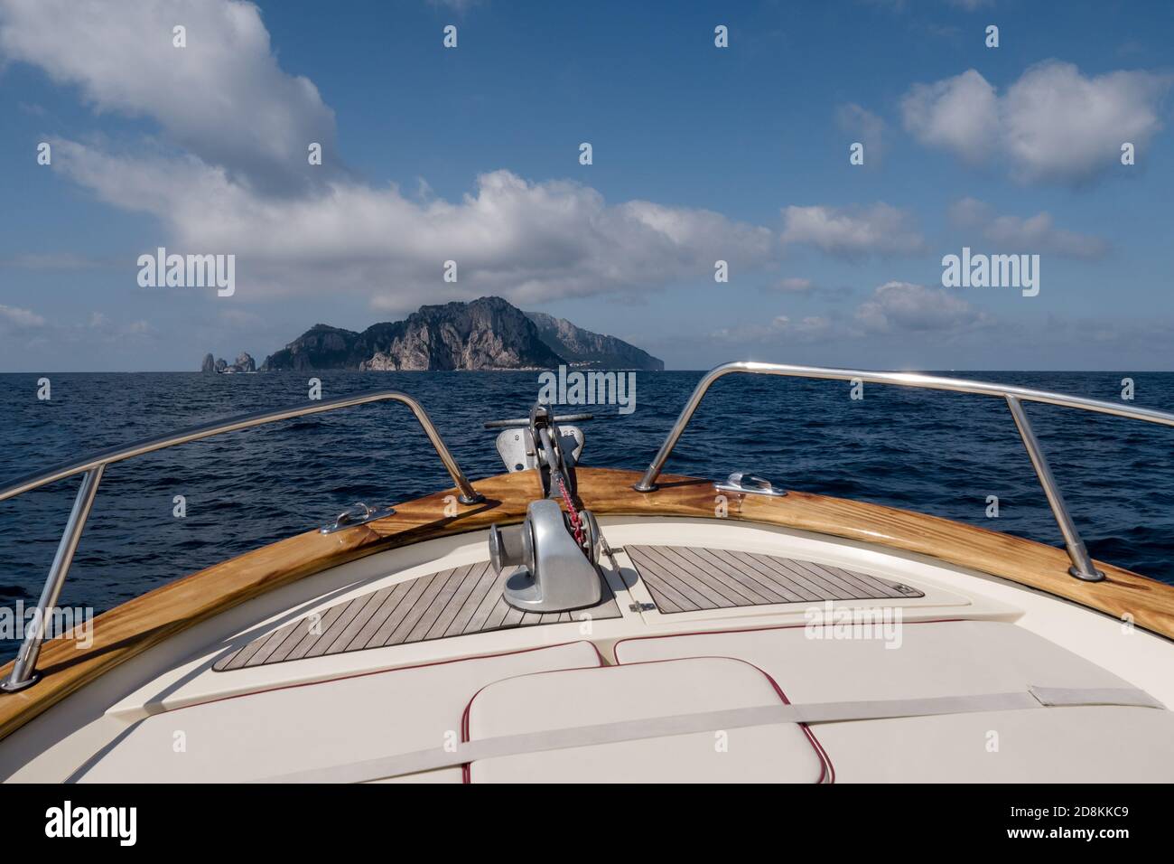 Prua di una barca diretta all'isola di Capri, il prow di uno yacht sulla costa sorrentina in Italia Foto Stock