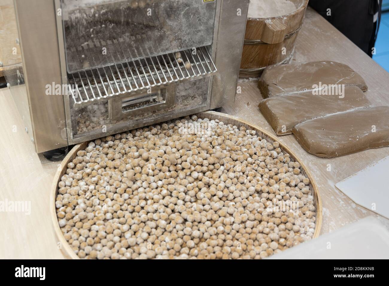 Un mucchio di perle di boba di tapioca crude preparate di fresco prima della cottura. Foto Stock