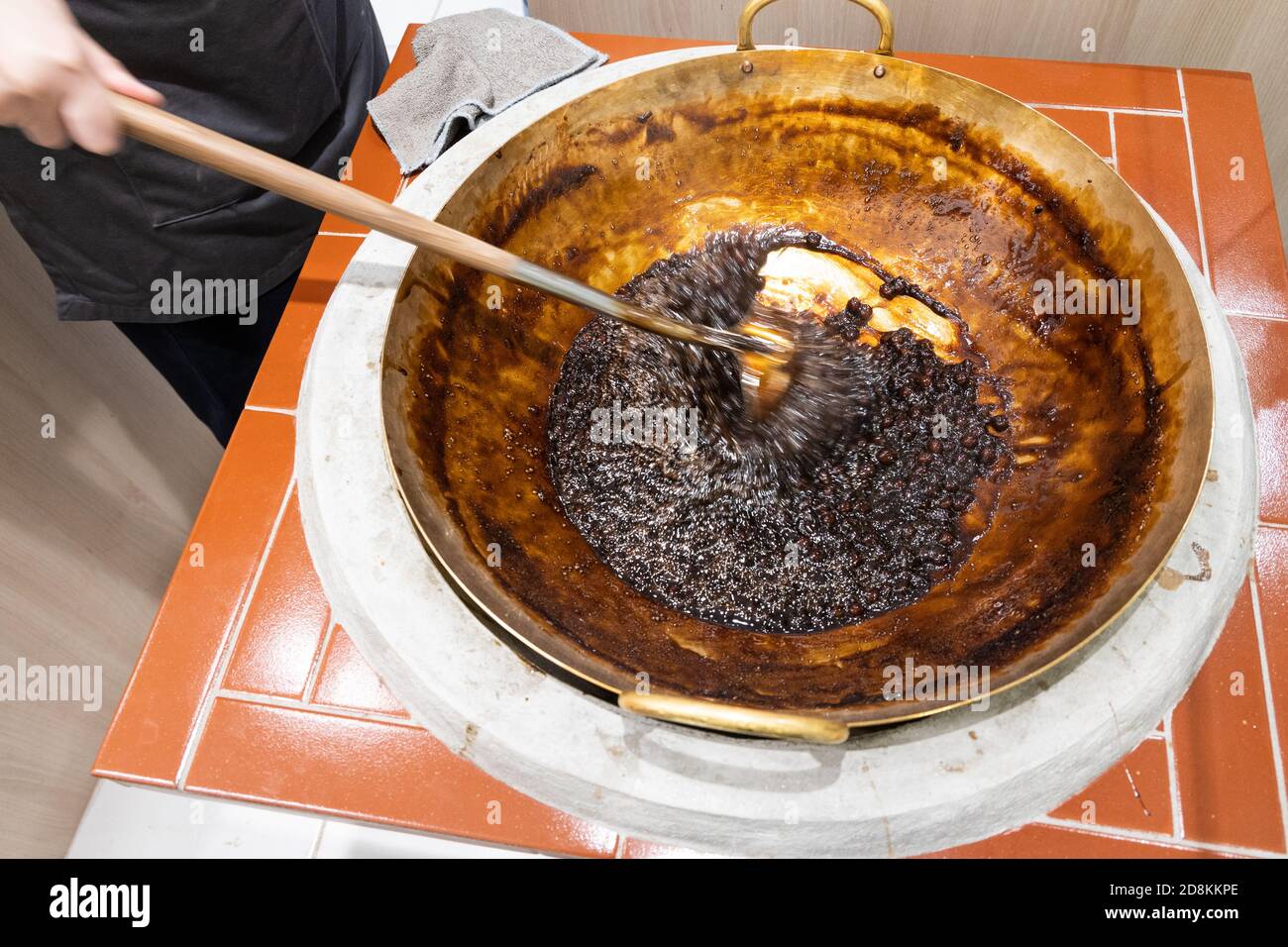 Lavoratore che prepara palle di perle di tapioca in bolla o tè di boba Foto Stock