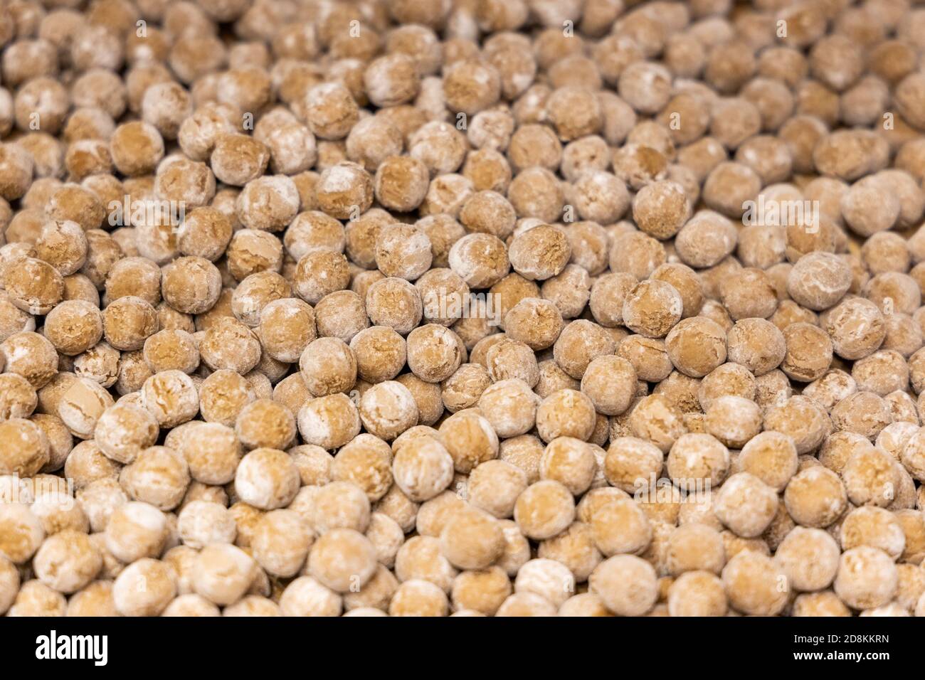 Un mucchio di perle di boba di tapioca crude preparate di fresco prima della cottura. Foto Stock