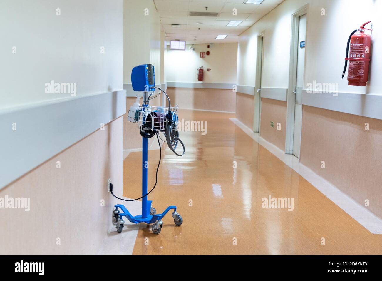 Unità di strumenti diagnostici mobili nel corridoio del reparto ospedaliero Foto Stock
