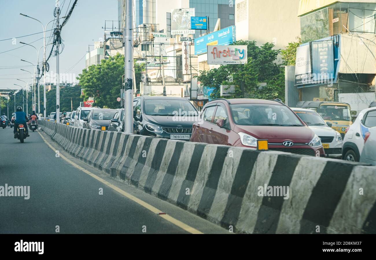 Auto in attesa in linea ad un segnale di traffico a Thiruvanmiyur Foto Stock