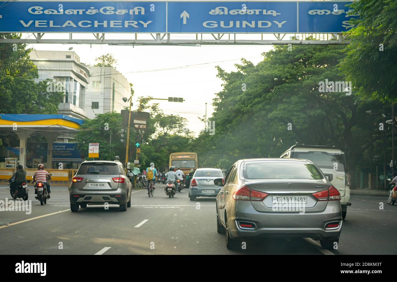 Veicoli che guidano su Sardar Patel Road a Guindy. Foto Stock