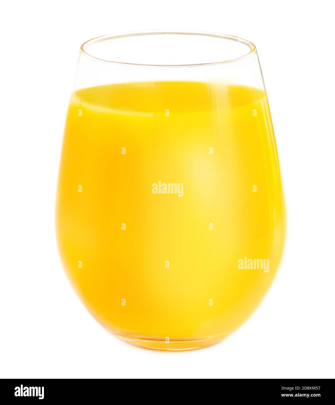 Frullato di mango o succo in un bicchiere isolato su sfondo bianco. Concetto di frutta tropicale. Primo piano Foto Stock