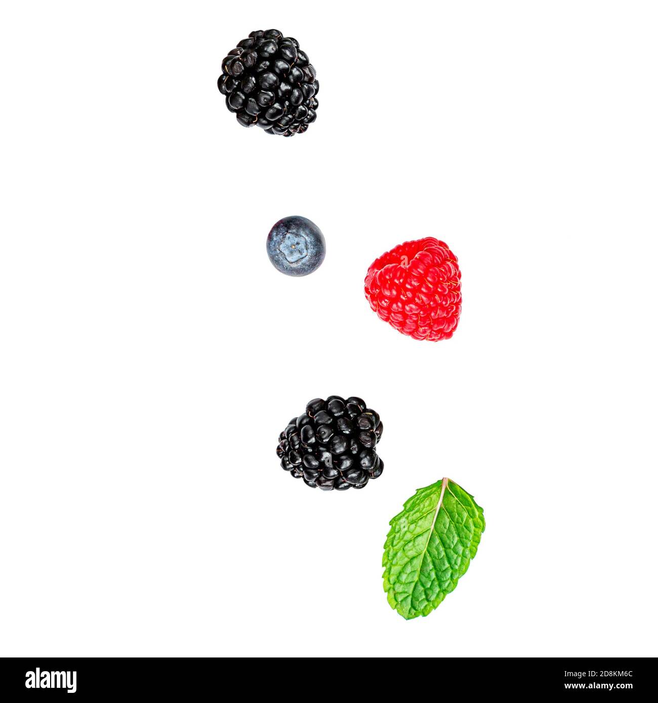 Bacche isolate. Bacche miste volanti isolate su sfondo bianco. Lampone, mirtillo, mora, ribes rosso e foglia di menta Foto Stock