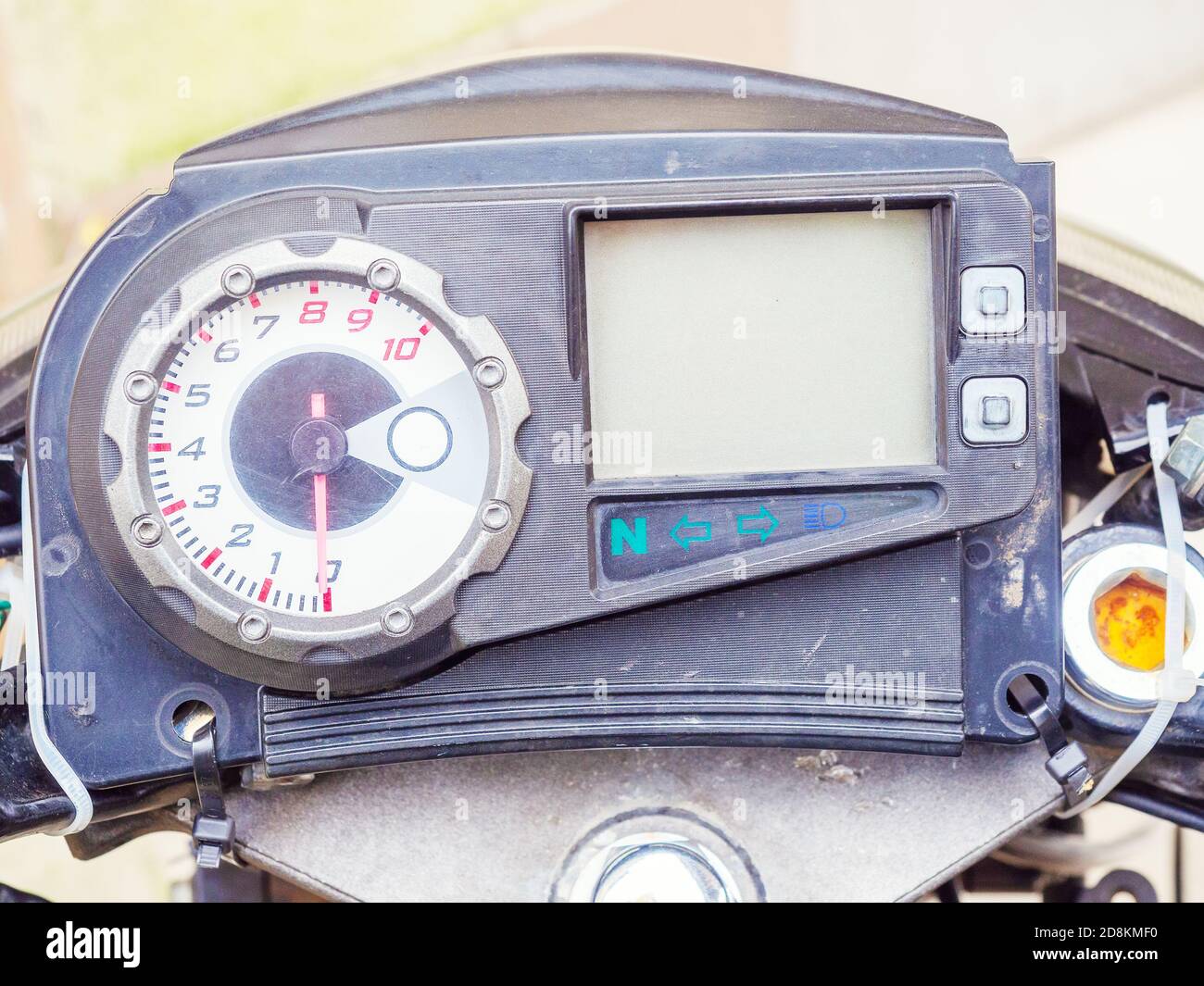 Tachimetro per motociclette con numeri e schermata delle frecce. Primo piano della foto a schermo intero Foto Stock