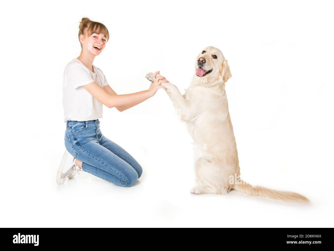 Bella donna teen e il suo bel cane Golden Retriever sopra sfondo bianco Foto Stock