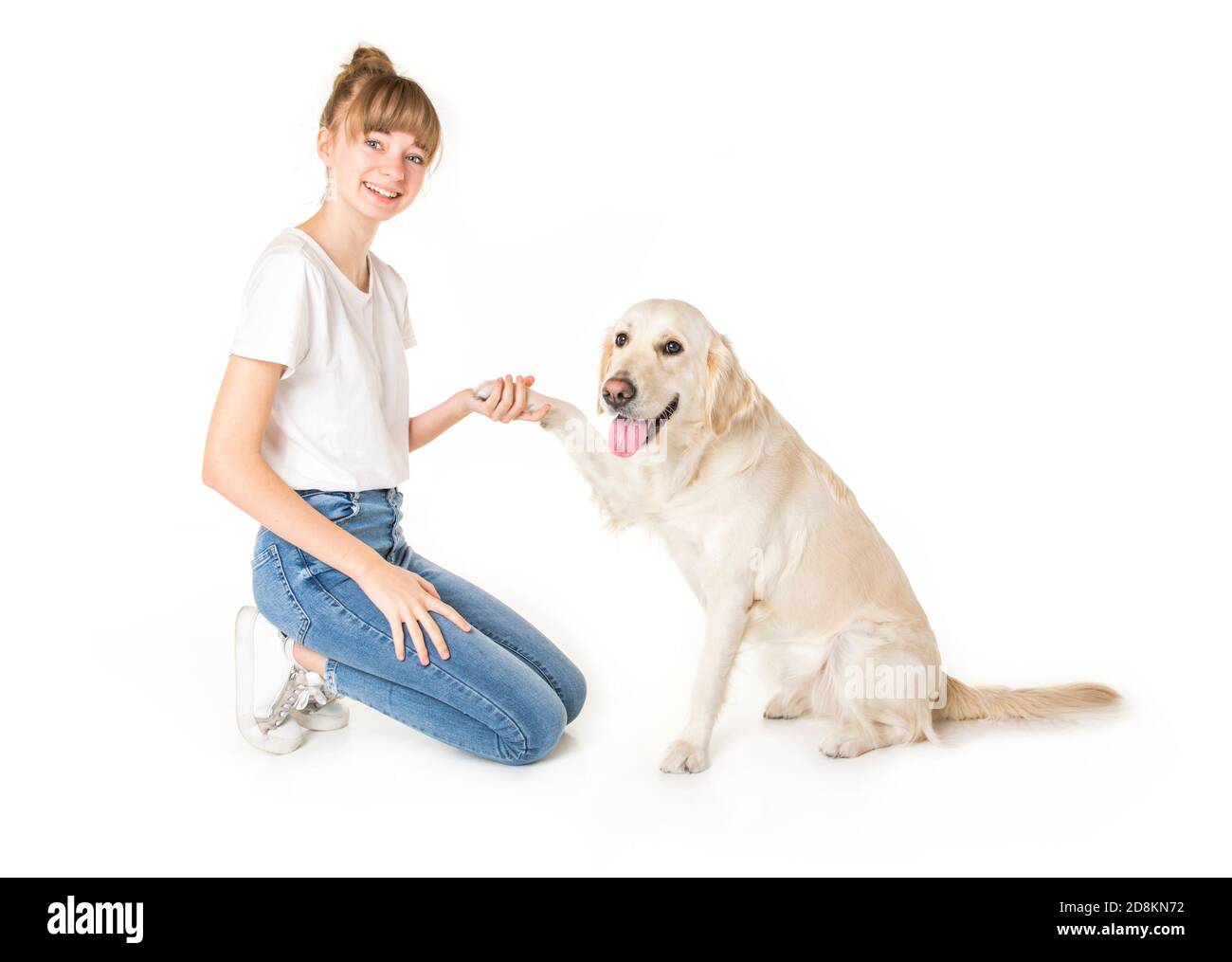Bella donna teen e il suo bel cane Golden Retriever sopra sfondo bianco Foto Stock