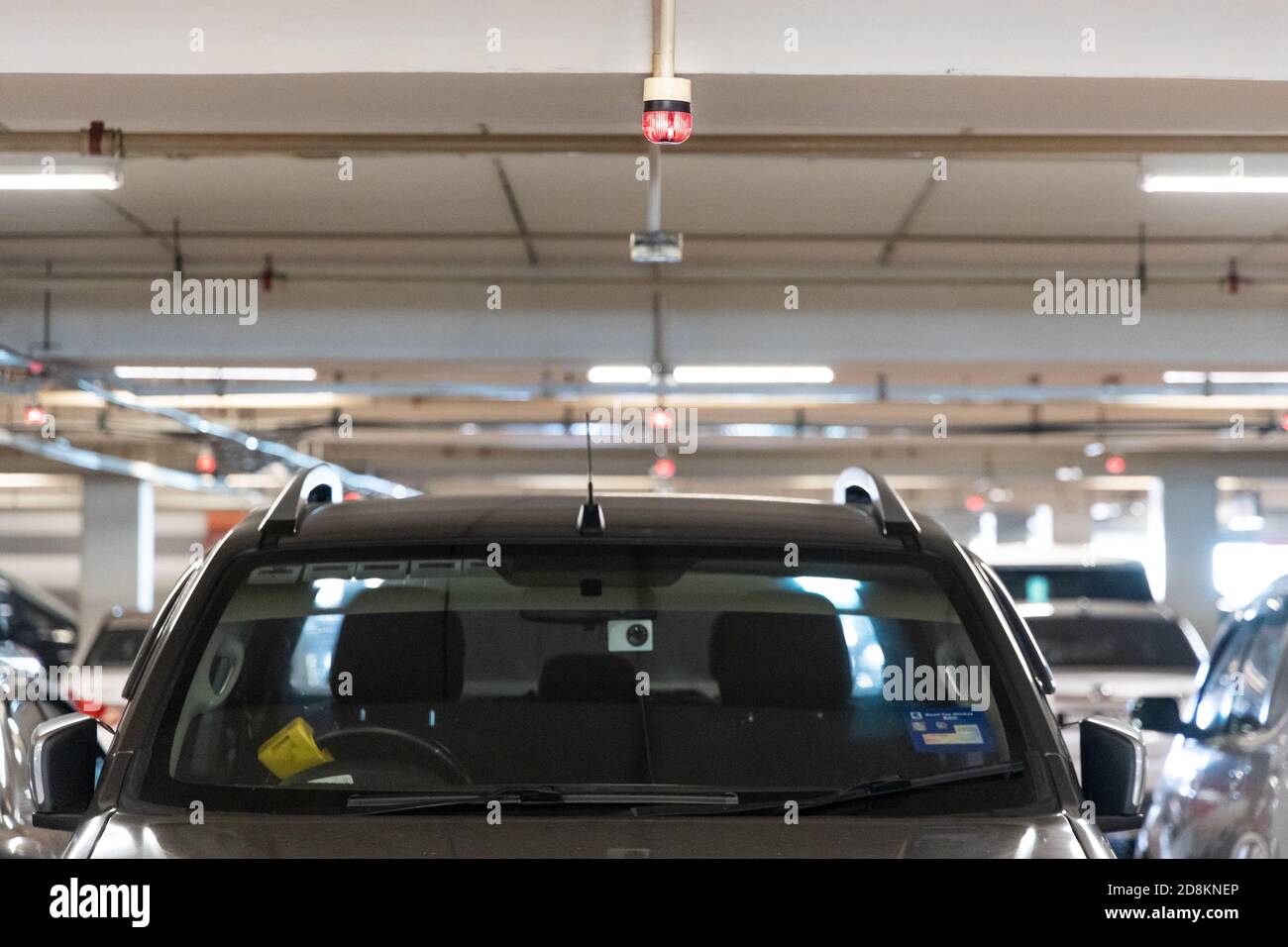 Sistema intelligente di tracciamento del parcheggio con disponibilità di segnali luminosi Foto Stock