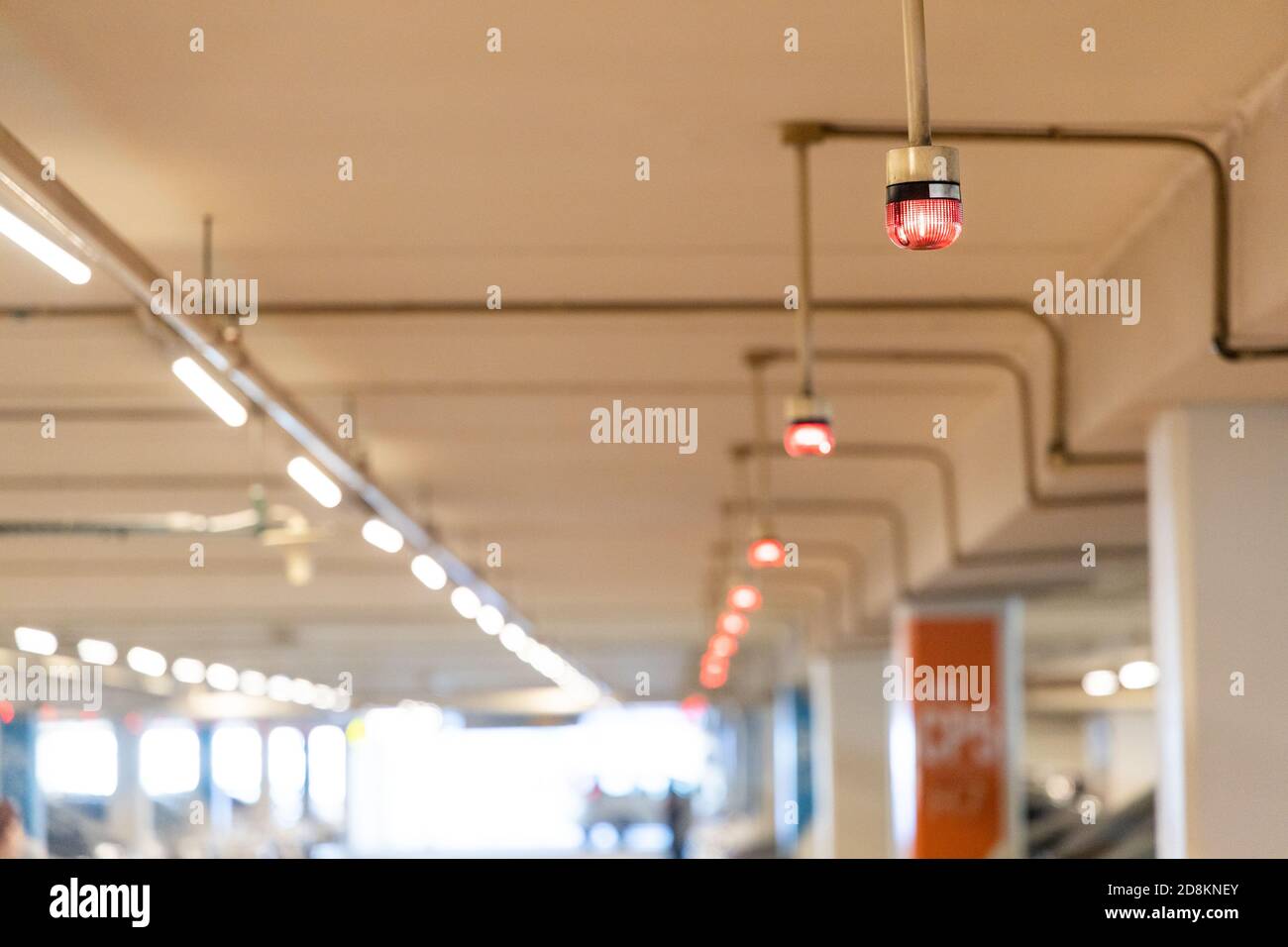 Sistema intelligente di tracciamento del parcheggio con disponibilità di segnali luminosi Foto Stock