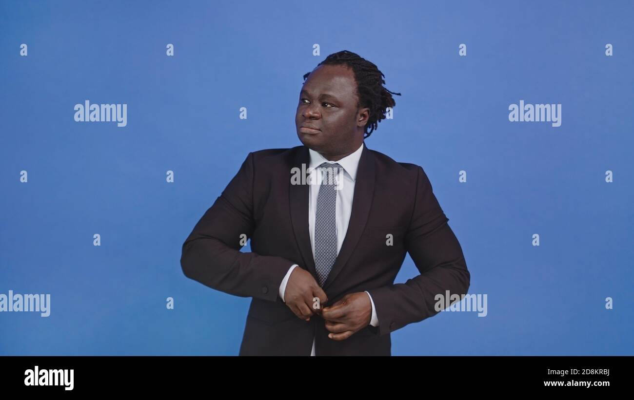 ritratto di un elegante uomo nero che abbelliva la giacca. Foto di alta qualità Foto Stock