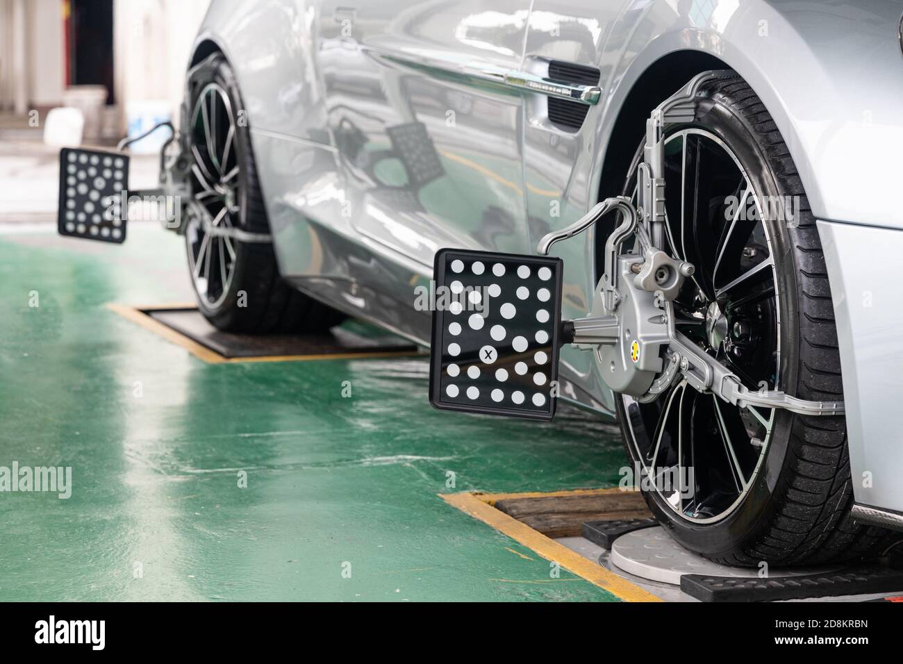 Morsetto per ruote per auto con dispositivo di allineamento ruote per l'allineamento delle ruote Foto Stock