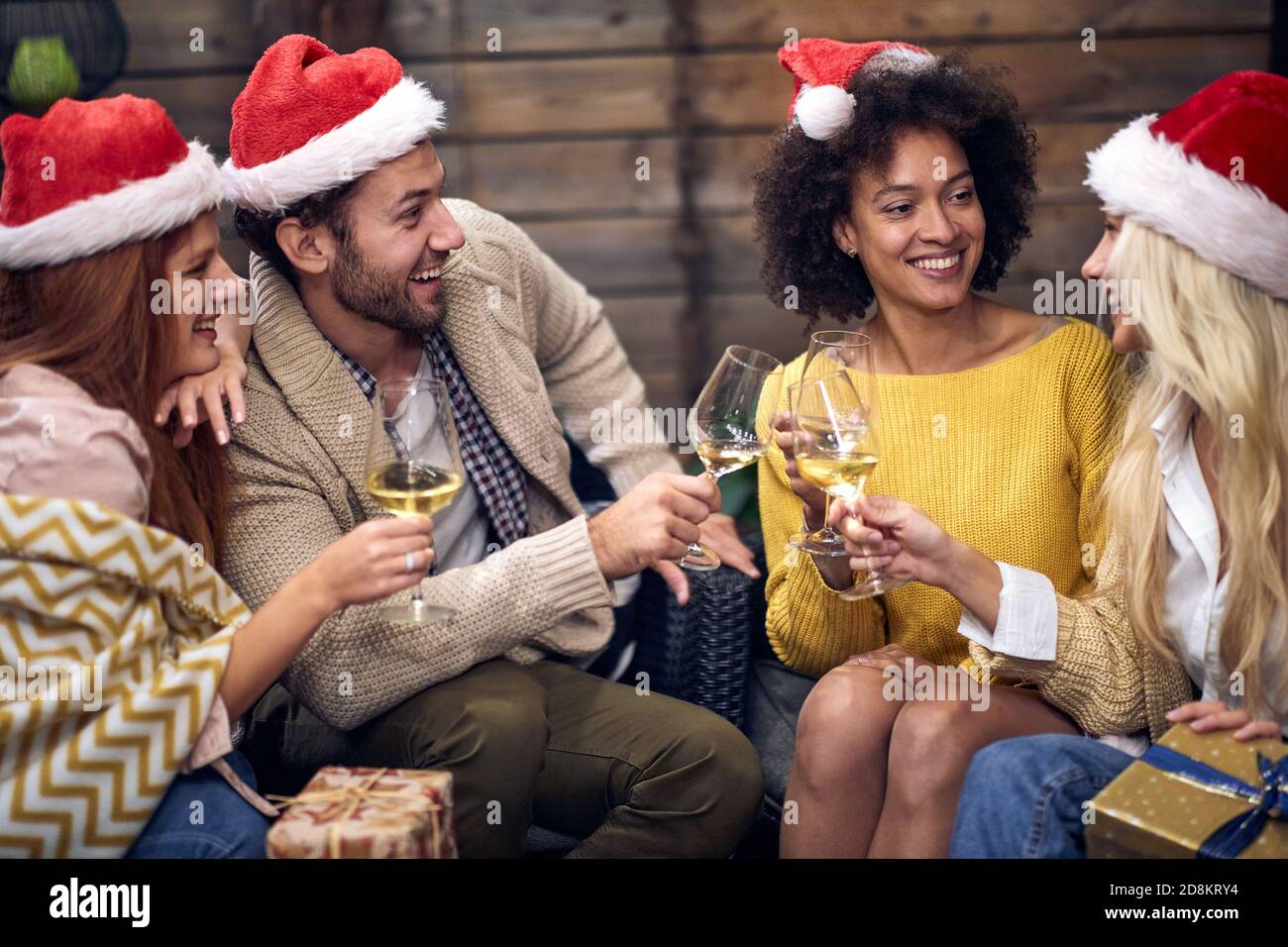 Gruppo di persone allegre che festeggiano il natale o il nuovo anno in un'atmosfera rilassata insieme. Natale, amici, toast, divertimento, concetto di festa Foto Stock