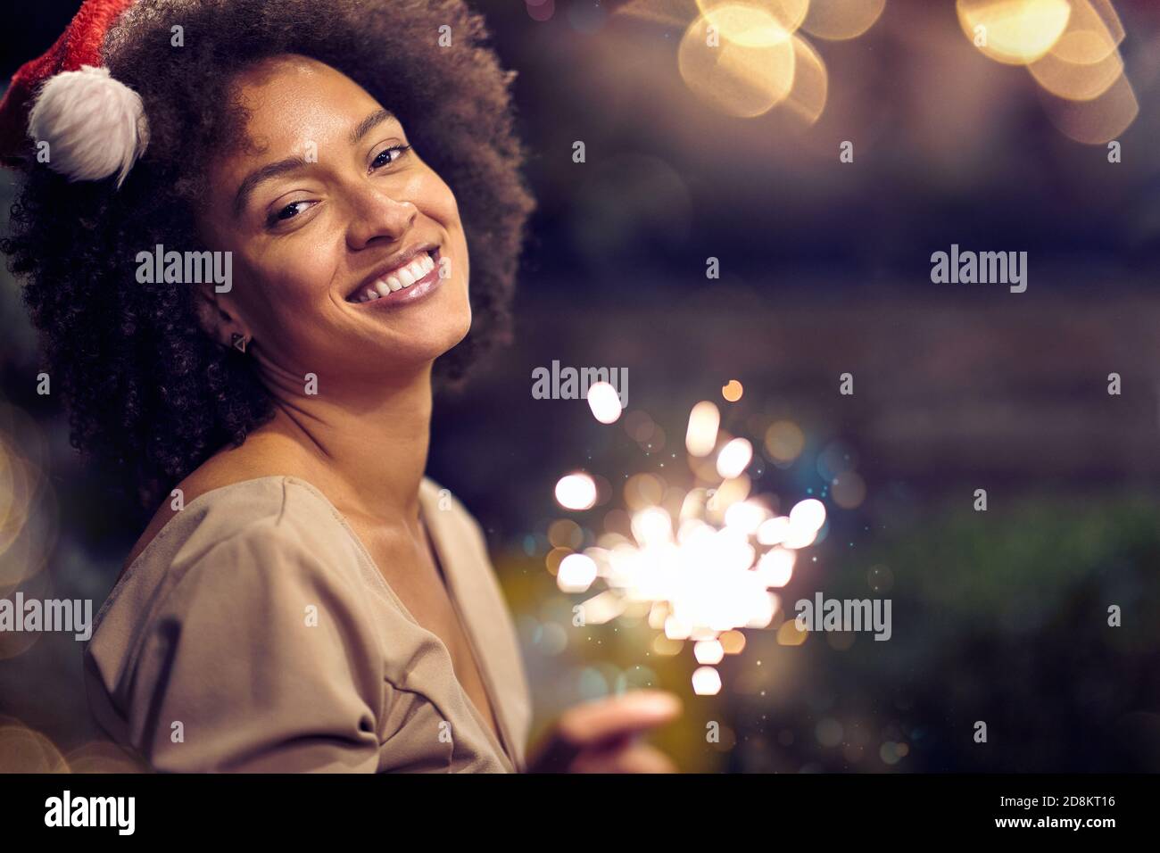Giovane ragazza felice in posa per una foto in atmosfera di festa a natale o festa di nuovo anno. Natale, amici, divertimento, concetto di festa Foto Stock