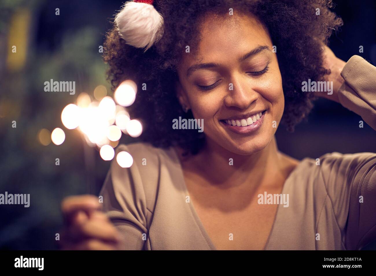 Giovane ragazza felice godendo l'atmosfera festosa a natale o festa di nuovo anno. Natale, amici, divertimento, concetto di festa Foto Stock