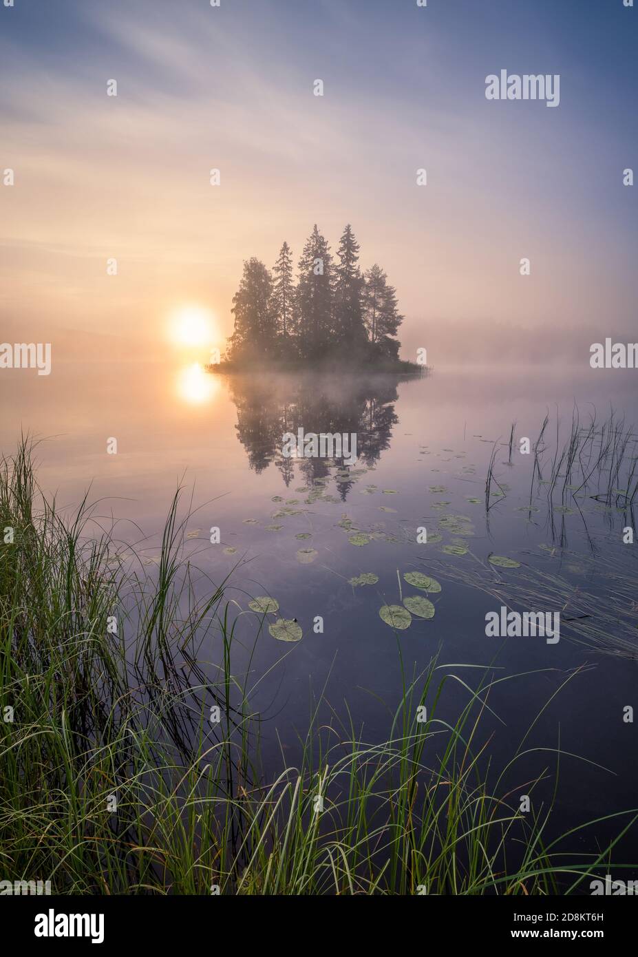 Paesaggio naturale panoramico con nebbia d'atmosfera e splendida alba Mattina presto estate in Finlandia lago Foto Stock