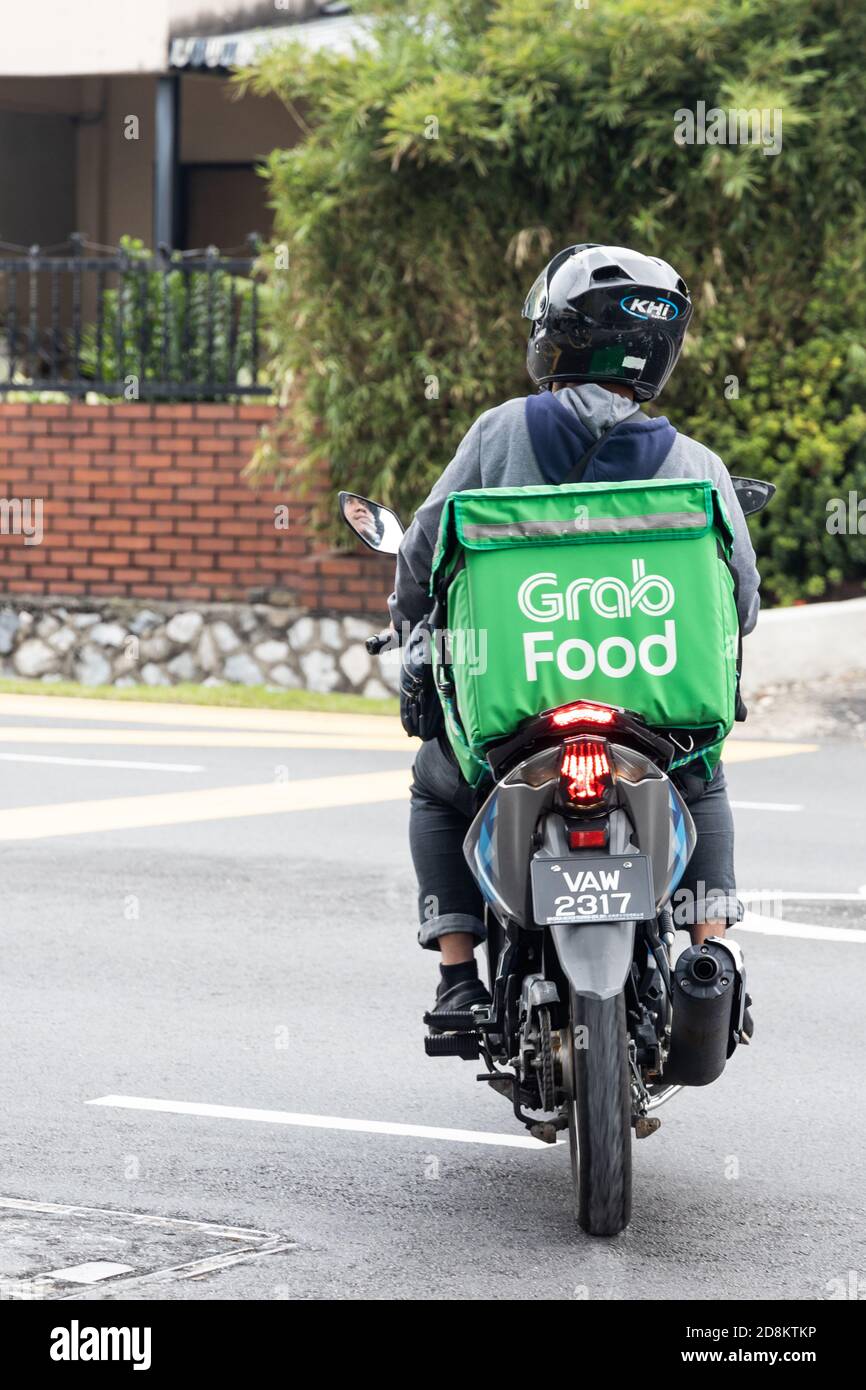 KUALA LUMPUR, MALESIA, 17 settembre 2019: Grabfood ordinato online in fase di consegna in moto da grab rider. Grabfood è un alimento che cresce più velocemente Foto Stock