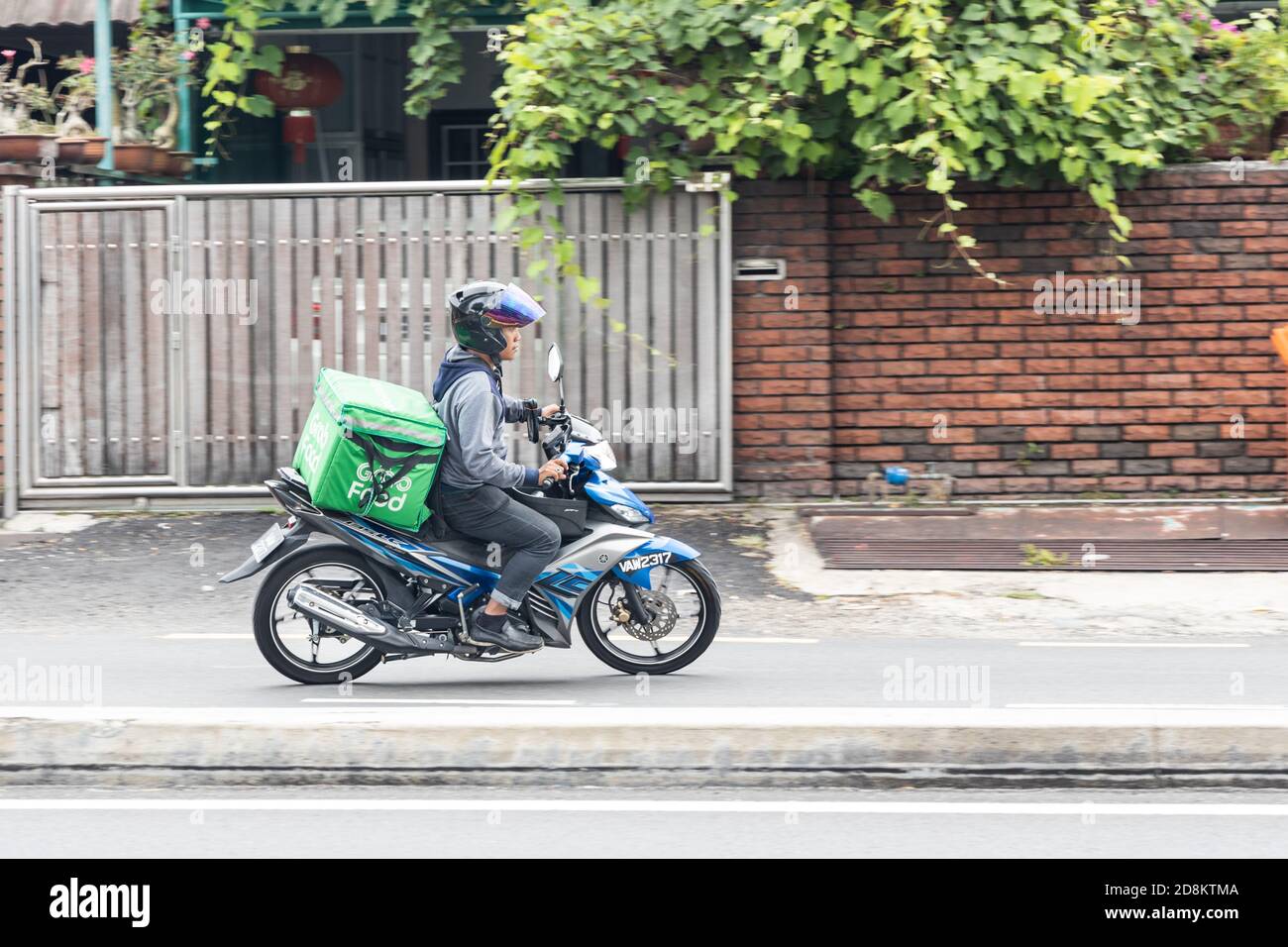 KUALA LUMPUR, MALESIA, 17 settembre 2019: Grabfood ordinato online in fase di consegna in moto da grab rider. Grabfood è un alimento che cresce più velocemente Foto Stock