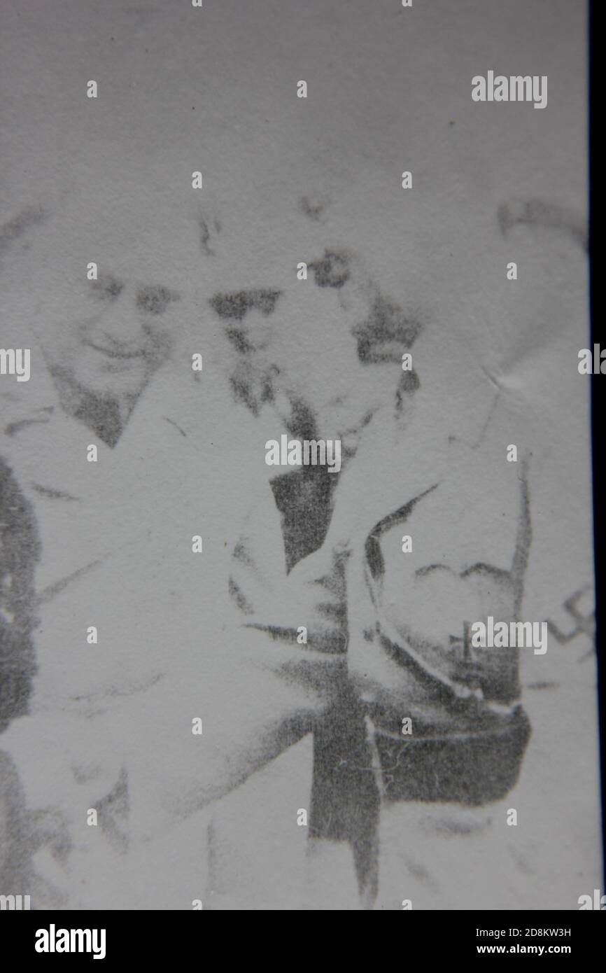 Bella fotografia in bianco e nero degli anni '70 di Adolph Hitler saluto i soldati tedeschi durante la seconda guerra mondiale Foto Stock