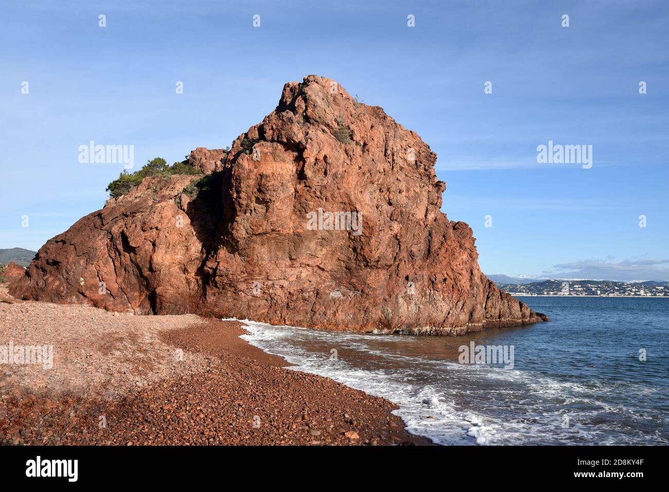 Francia, costa azzurra, Théoule sur Mer, il massiccio dell'Esterel è un massiccio vulcanico con scogliere di porfido rosso che si tuffano nel Mediterraneo. Foto Stock