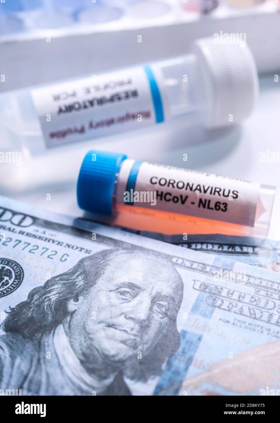 Fiala di coronavirus su banconote americane, immagine concettuale Foto Stock
