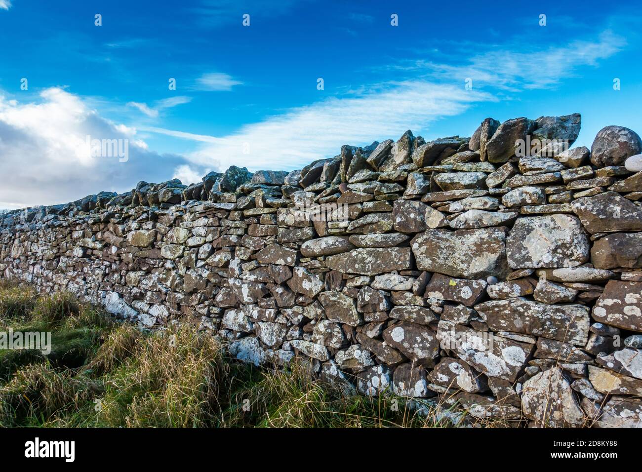 Muro di pietra arenaria, o dyke, costruito tradizionalmente in Scozia Foto Stock