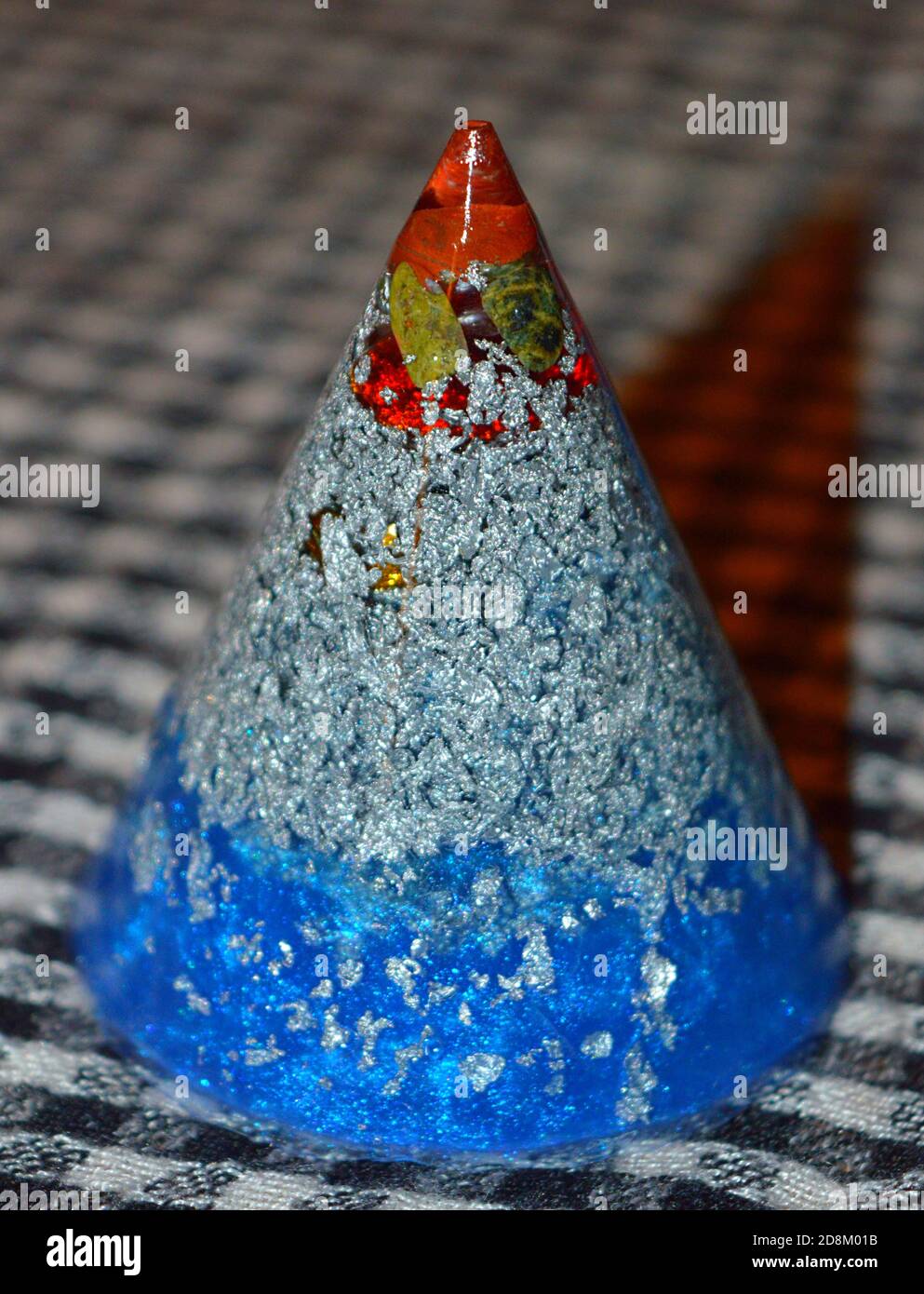 Orgone, Cristallo, multicolore, guarigione, energia, Orgone, Poppy PET, divertimento, piramide, fonte, matrice, rame, cono, mano, display, a casa, hobby, casa. Foto Stock