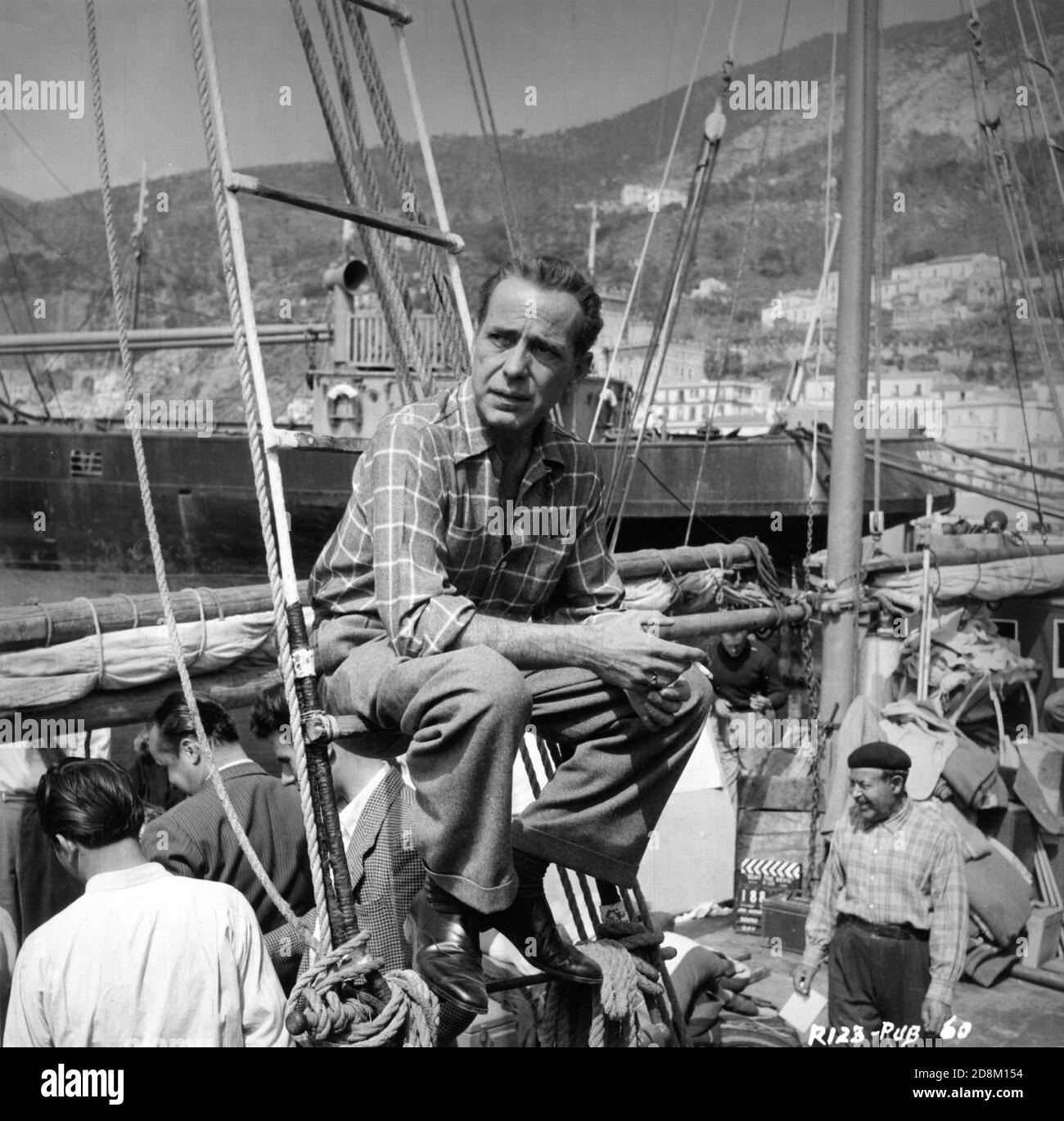 HUMPHREY BOGART sul luogo stabilito candid a Ravello in Italia Le riprese BATTONO IL DIAVOLO 1953 regista JOHN HUSTON romanzo Claud Cockburn sceneggiatura Truman Capote e John Huston UK - Italia - USA co-produzione Romulus Films / Caro Film / Santana Società di immagini Foto Stock