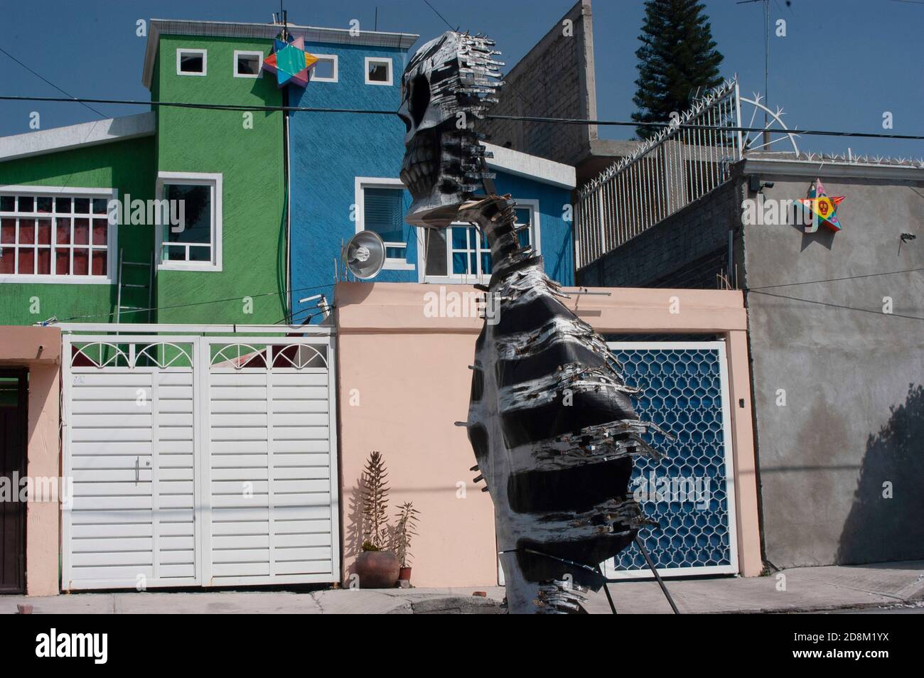 CITTÀ DEL MESSICO, MESSICO - OTTOBRE 30: Monumentale teschio di cartone visto alla vigilia del giorno dei morti. L'artigiano Raymundo Medina, espone teschi di cartone nel quartiere di Santa Cecilia, come parte del suo progetto 'Cocolitztli Coviddiztli', che simboleggia l'origine della pandemia in Cina, una crisi globale e più di 1 milione di morti dalla SARS Cov-2. Credit: The Photo Access/Alamy Live News Foto Stock