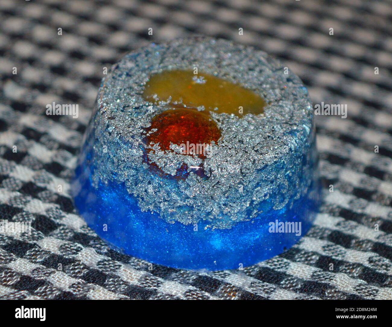 Orgone, Cristallo, multicolore, guarigione, energia, Orgone, Poppy PET, divertimento, piramide, fonte, matrice, rame, cono, mano, display, a casa, hobby, casa. Foto Stock