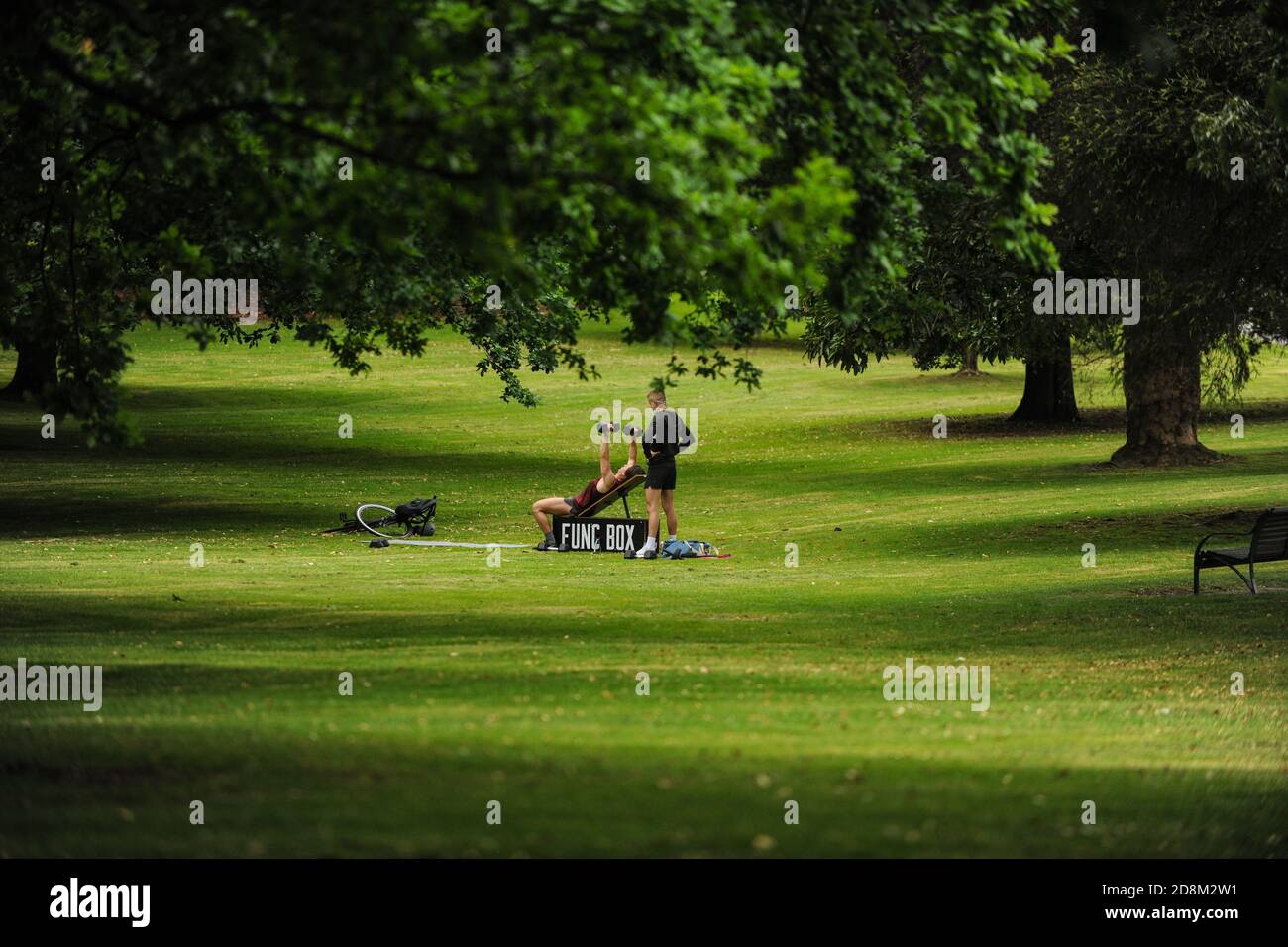 Melbourne, Australia 31 Ott 2020, un allenatore solistico e client workout in Treasury Gardens ignaro dei preparativi in corso per una grande azione di polizia per controllare una protesta anti-governo prevista per il parco. Credit: Michael Currie/Alamy Live News Foto Stock