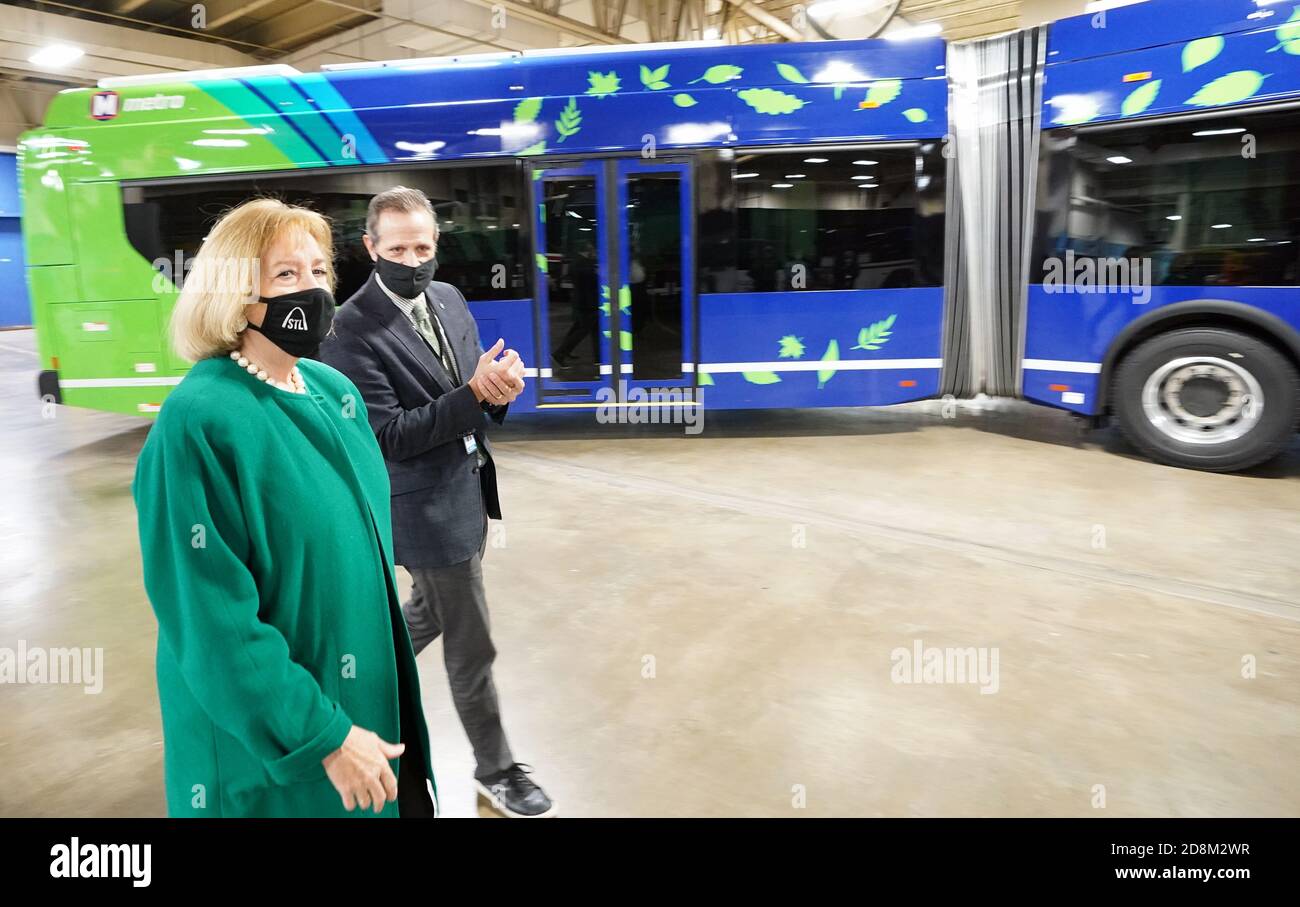 St. Louis, Stati Uniti. 30 Ott 2020. Il sindaco di St. Louis Lyda Krewson ascolta il nuovo autobus elettrico Metro di Taulby Roach, presidente e amministratore delegato di Bi-state Development, a St. Louis, venerdì 30 ottobre 2020. Metro Transit ha ricevuto i primi due di un totale di 14 autobus elettrici articolati da 40 piedi a batteria, che hanno ricevuto 14 autobus, con servizio che inizierà nel 2021. Gli autobus dureranno 15 anni, risparmiando alla Metro 105,000 dollari in carburante diesel e altri 125,000 dollari in manutenzione per tutta la durata degli autobus. Photo by Bill Greenblatt/UPI Credit: UPI/Alamy Live News Foto Stock