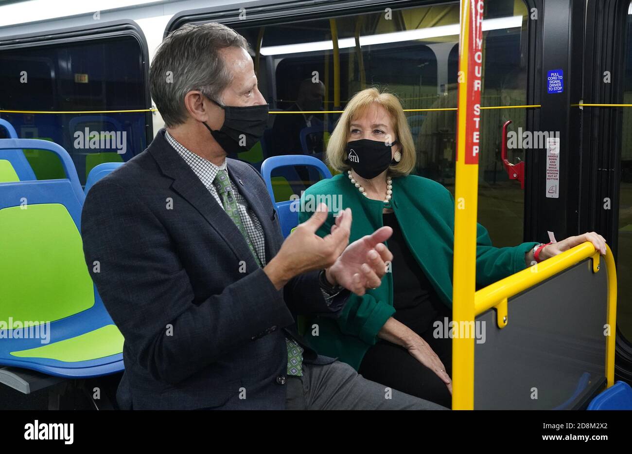 St. Louis, Stati Uniti. 30 Ott 2020. Il sindaco di St. Louis Lyda Krewson ascolta il nuovo autobus elettrico Metro di Taulby Roach, presidente e amministratore delegato di Bi-state Development, a St. Louis, venerdì 30 ottobre 2020. Metro Transit ha ricevuto i primi due di un totale di 14 autobus elettrici articolati da 40 piedi a batteria, che hanno ricevuto 14 autobus, con servizio che inizierà nel 2021. Gli autobus dureranno 15 anni, risparmiando alla Metro 105,000 dollari in carburante diesel e altri 125,000 dollari in manutenzione per tutta la durata degli autobus. Photo by Bill Greenblatt/UPI Credit: UPI/Alamy Live News Foto Stock