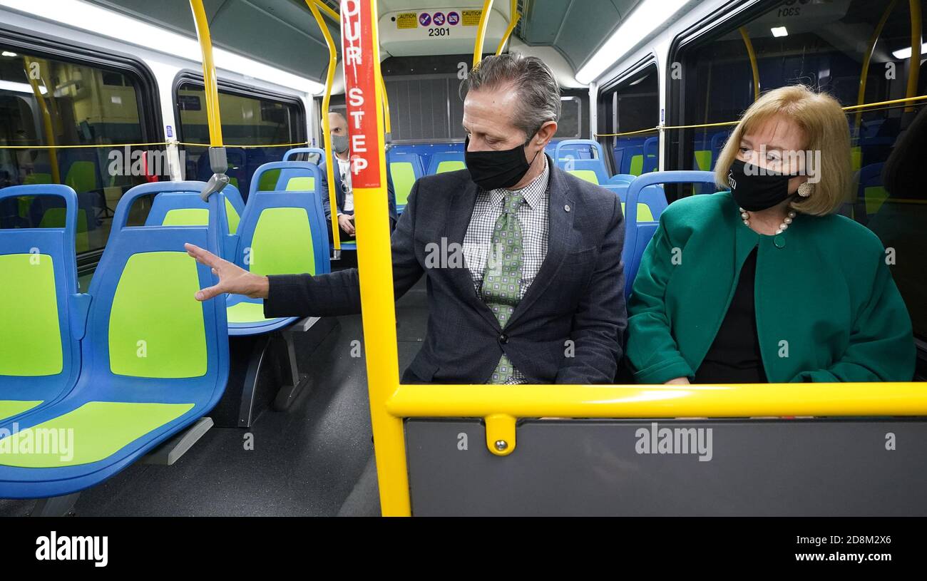 St. Louis, Stati Uniti. 30 Ott 2020. Il sindaco di St. Louis Lyda Krewson ascolta il nuovo autobus elettrico Metro di Taulby Roach, presidente e amministratore delegato di Bi-state Development, a St. Louis, venerdì 30 ottobre 2020. Metro Transit ha ricevuto i primi due di un totale di 14 autobus elettrici articolati da 40 piedi a batteria, che hanno ricevuto 14 autobus, con servizio che inizierà nel 2021. Gli autobus dureranno 15 anni, risparmiando alla Metro 105,000 dollari in carburante diesel e altri 125,000 dollari in manutenzione per tutta la durata degli autobus. Photo by Bill Greenblatt/UPI Credit: UPI/Alamy Live News Foto Stock
