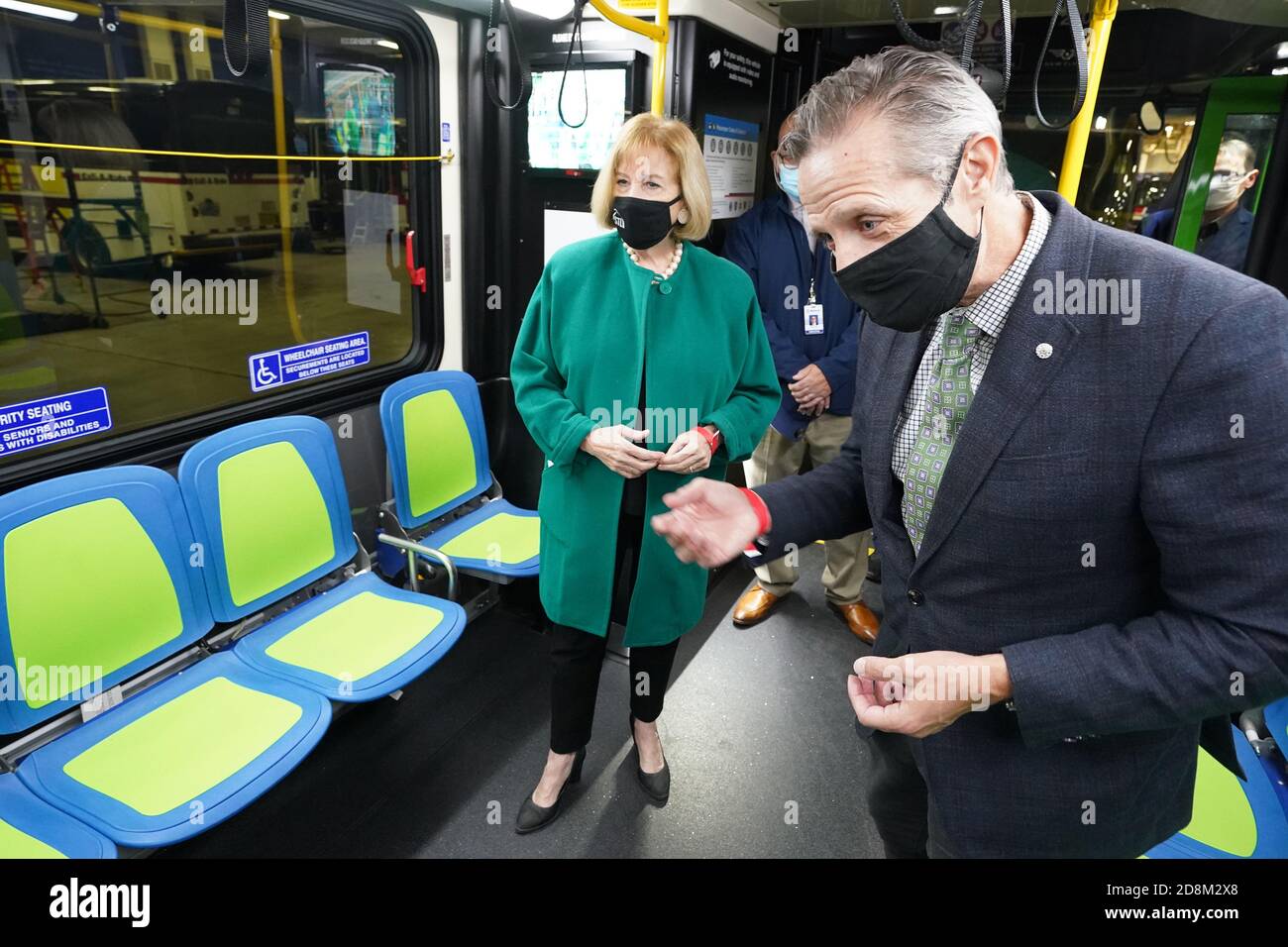 St. Louis, Stati Uniti. 30 Ott 2020. Il Sindaco di St. Louis Lyda Krewson riceve un tour di un nuovo autobus elettrico della metropolitana da Taulby Roach, Presidente e CEO di Bi-state Development, a St. Louis, venerdì 30 ottobre 2020. Metro Transit ha ricevuto i primi due di un totale di 14 autobus elettrici articolati da 40 piedi a batteria, che hanno ricevuto 14 autobus, con servizio che inizierà nel 2021. Gli autobus dureranno 15 anni, risparmiando alla Metro 105,000 dollari in carburante diesel e altri 125,000 dollari in manutenzione per tutta la durata degli autobus. Photo by Bill Greenblatt/UPI Credit: UPI/Alamy Live News Foto Stock