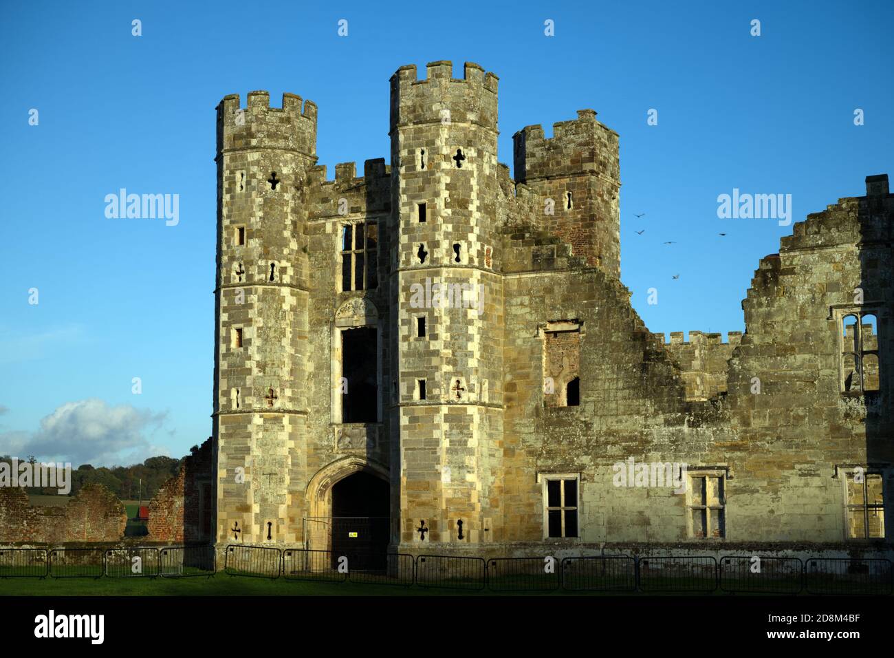 Cowdray rovine di una grande casa Tudor in Inghilterra che è stata distrutta da un incendio nel 1793, con il sole serale che mostra l'architettura dettagliata. Foto Stock