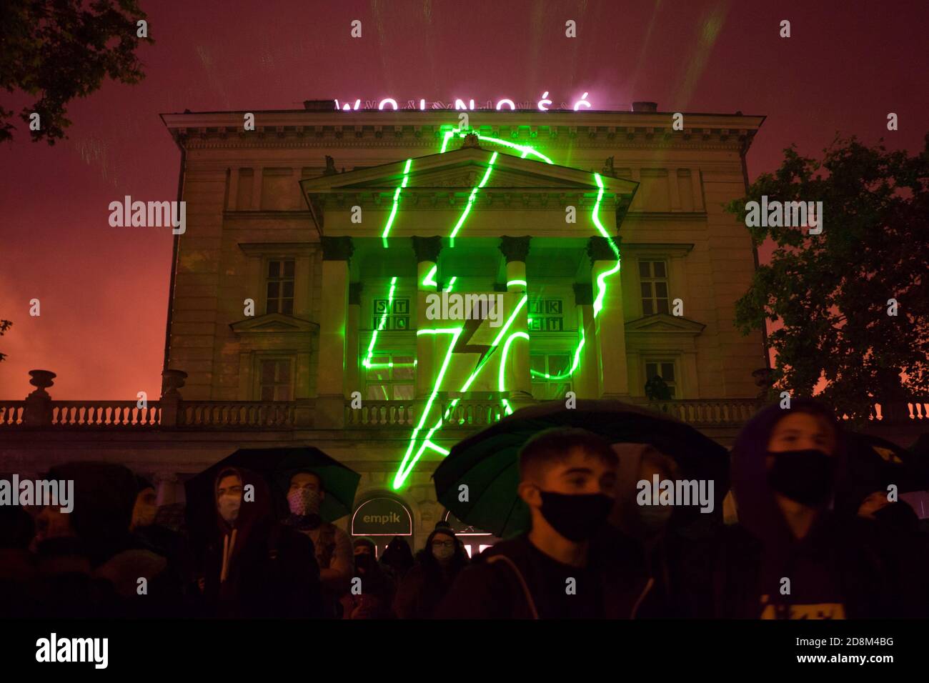 Poznan, POLONIA - 30 ottobre 2020: Protesta contro le leggi polacche sull'aborto. Le donne colpiscono e protestano contro la proposta del governo di rafforzare la legge sull'aborto. Foto Stock