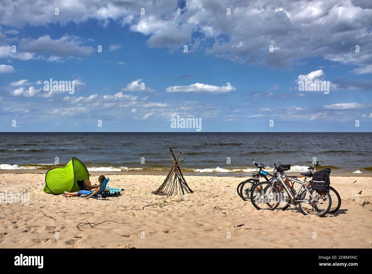 I turisti si rilassano su una spiaggia del Mar Baltico vicino alla tenda verde. Foto Stock