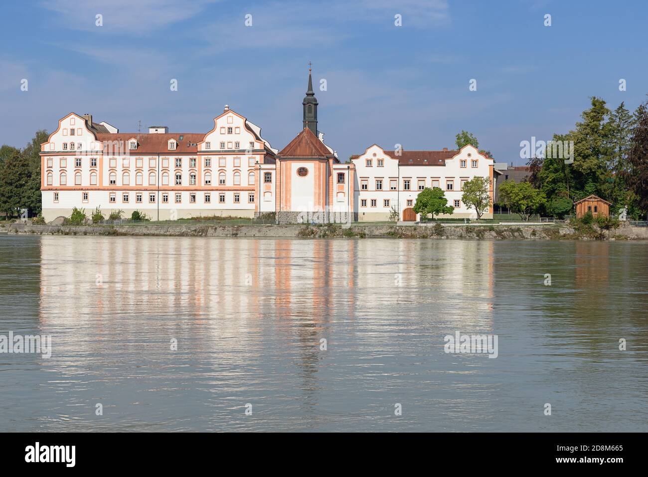 Vista frontale del castello Neuhaus am Inn visto da Le rive della locanda Foto Stock