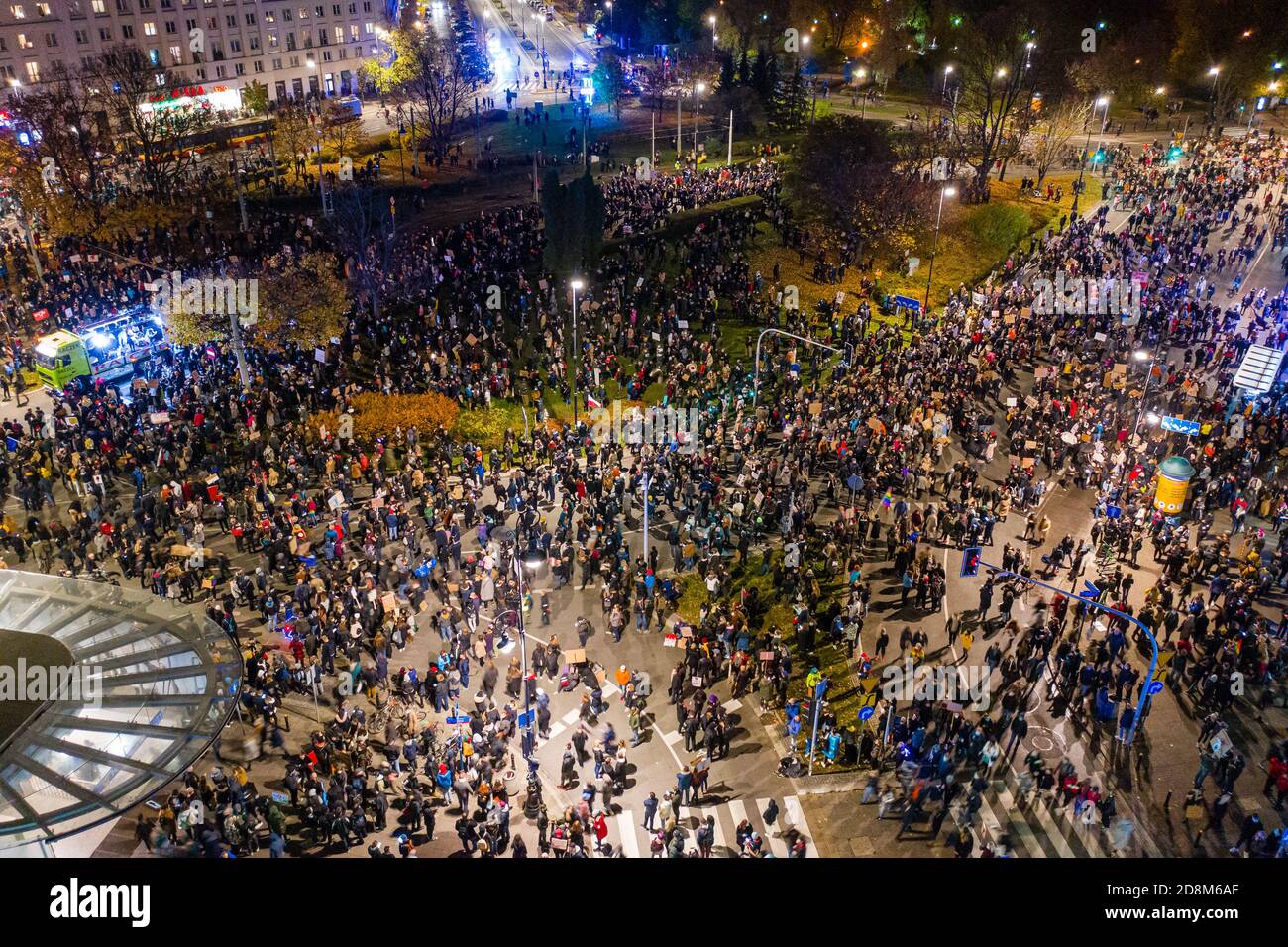 Varsavia, Polonia - Ottobre 30 2020: Sciopero della donna, massicce proteste di uomini e donne contro la legge anti-aborto e contro le azioni del governo Foto Stock