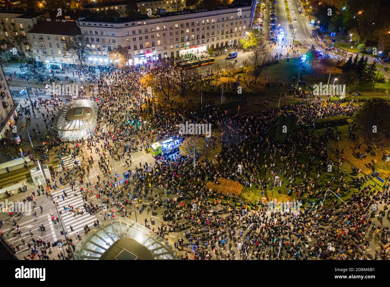 Varsavia, Polonia - Ottobre 30 2020: Sciopero della donna, massicce proteste di uomini e donne contro la legge anti-aborto e contro le azioni del governo Foto Stock