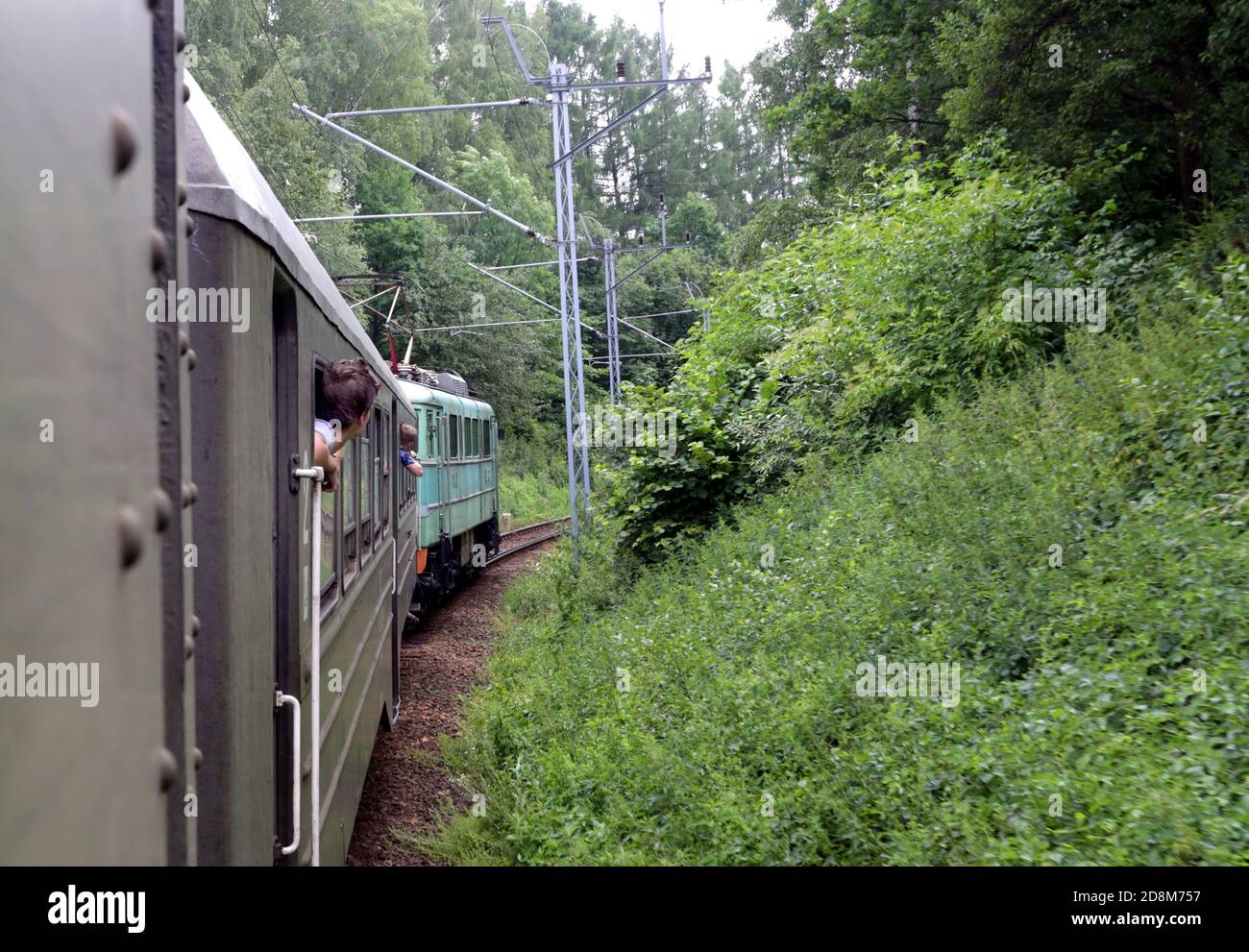 Sucha Beskidzka, Malopolska/Polonia - 26.06.2016: Un passeggero che si aggira fuori dalla vetrina delle carrozze d'epoca del treno da corsa. Foto Stock