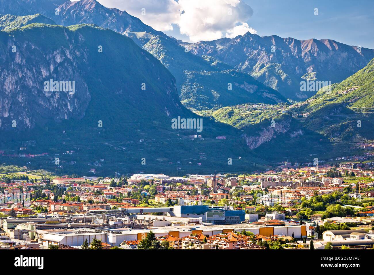 Vista panoramica di Riva del Garda e delle Alpi italiane in Alto Adige, Italia Foto Stock