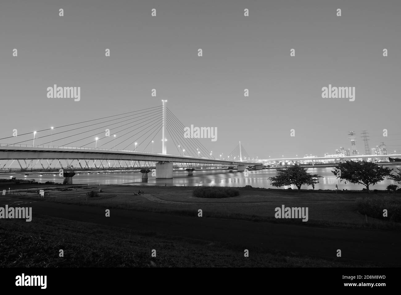 Lunga esposizione paesaggio urbano di sospensione ponte in cielo crepuscolo sfondo Foto Stock