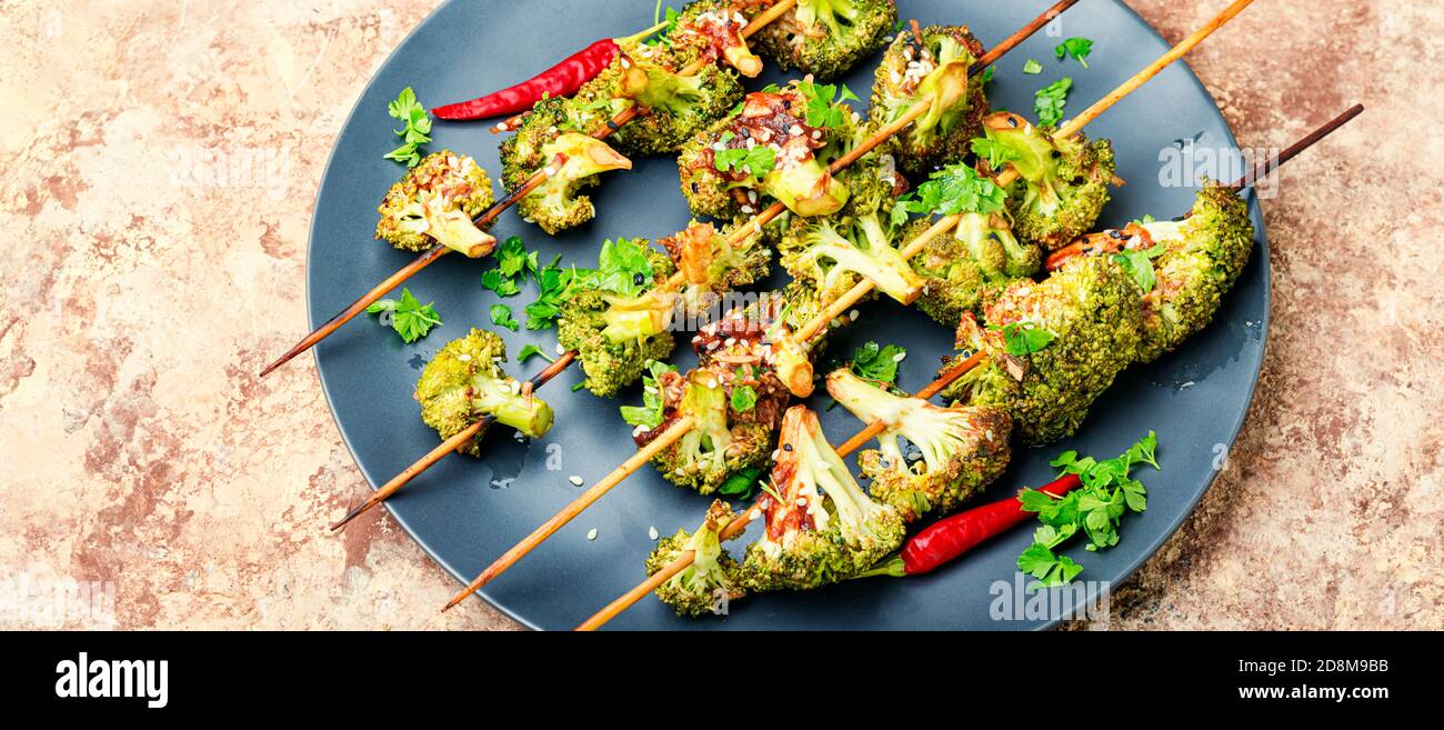 Kebab di dieta vegetale da cavolo di broccoli su piastra Foto Stock