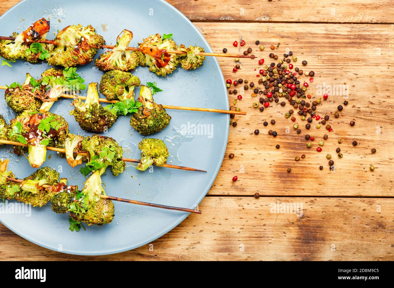 Kebab vegetale da cavolo di broccoli. Cavolo fritto su spiedini di legno Foto Stock