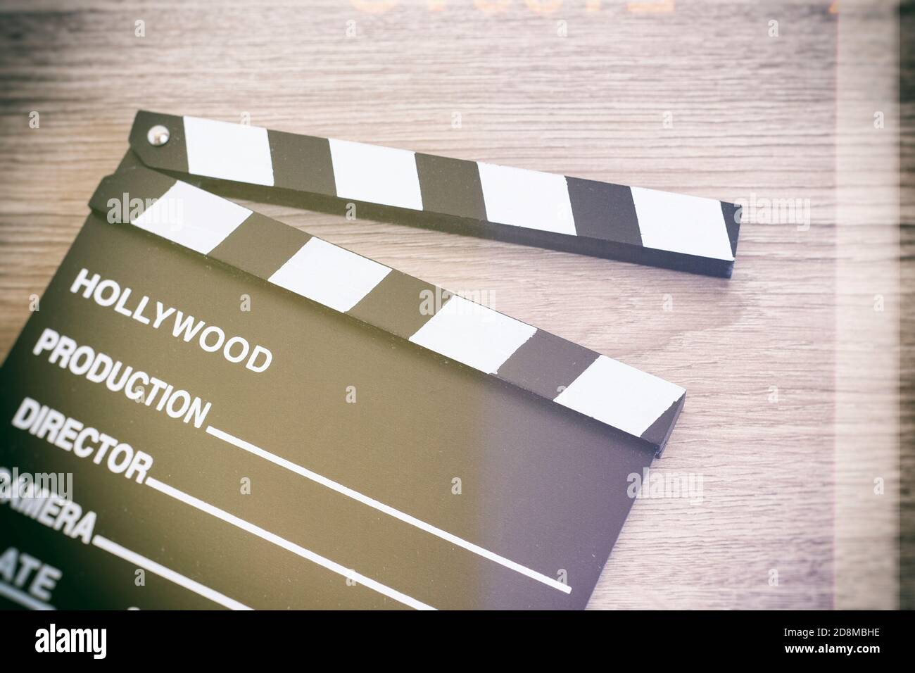 Clapper bordo, clapper film su legno backgrond Foto Stock